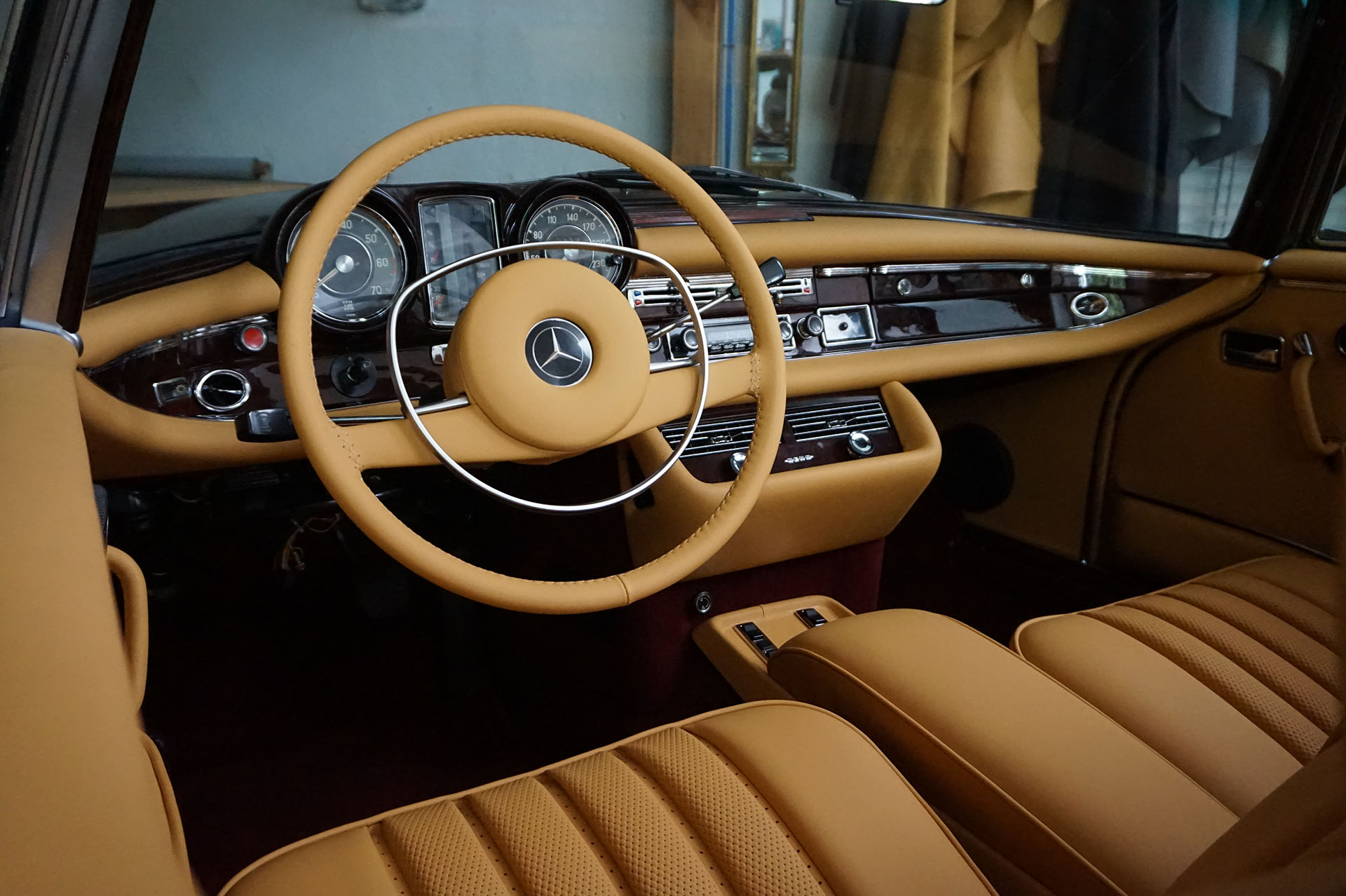 Gaber Sattlerarbeit an einem Mercedes Innenraum